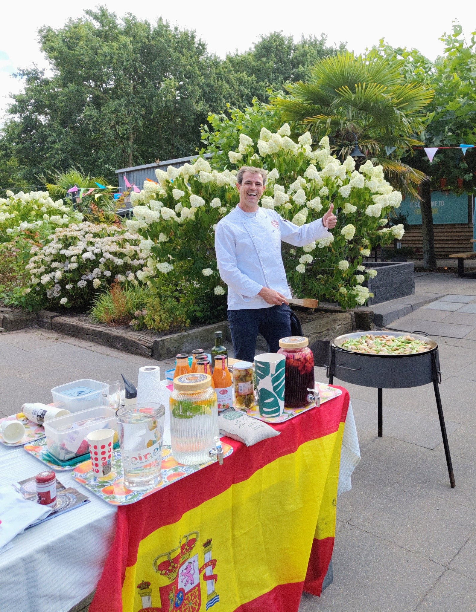 Daniel presenteert een grote paella