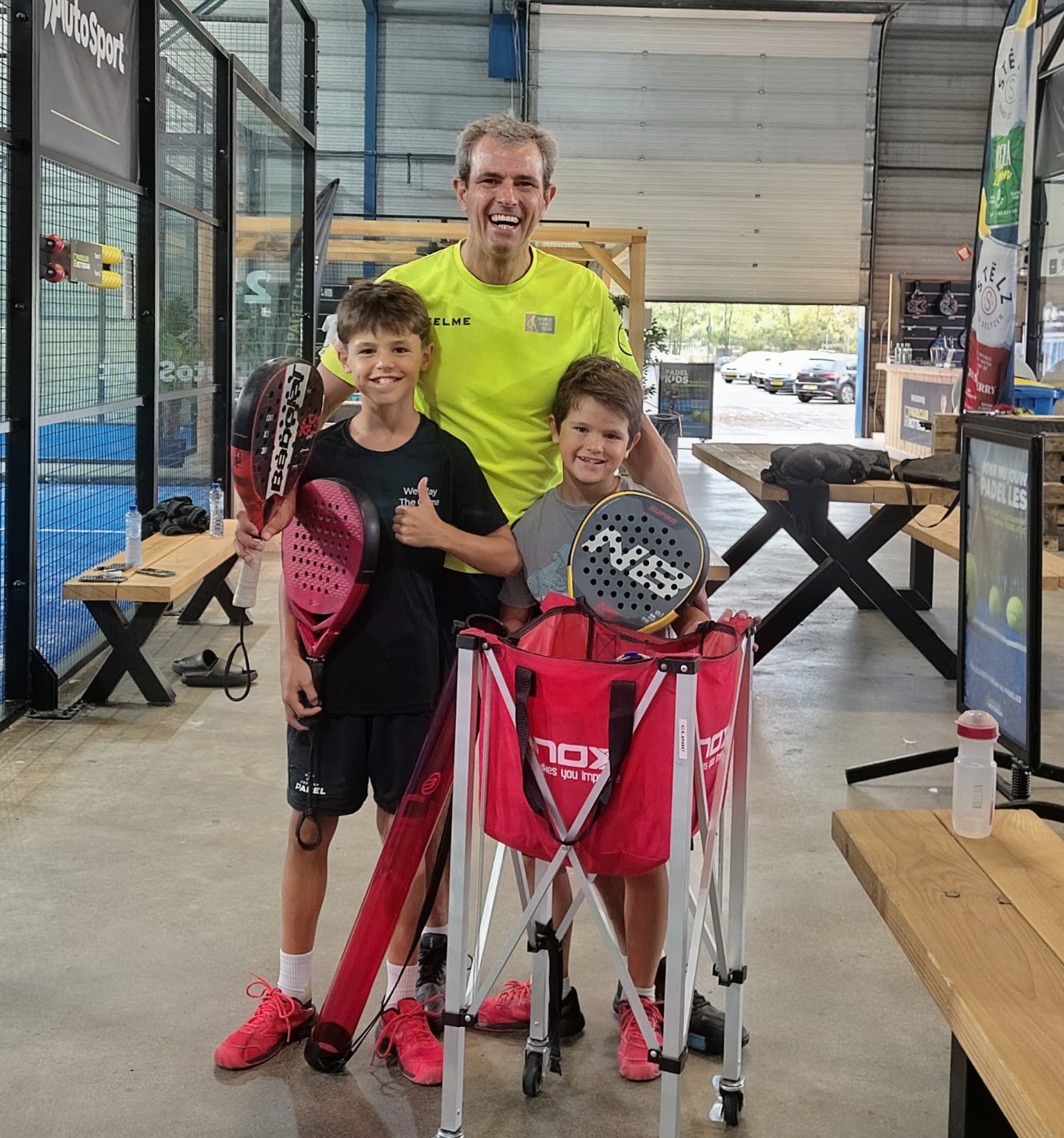 Daniel met twee jonge padelspelers