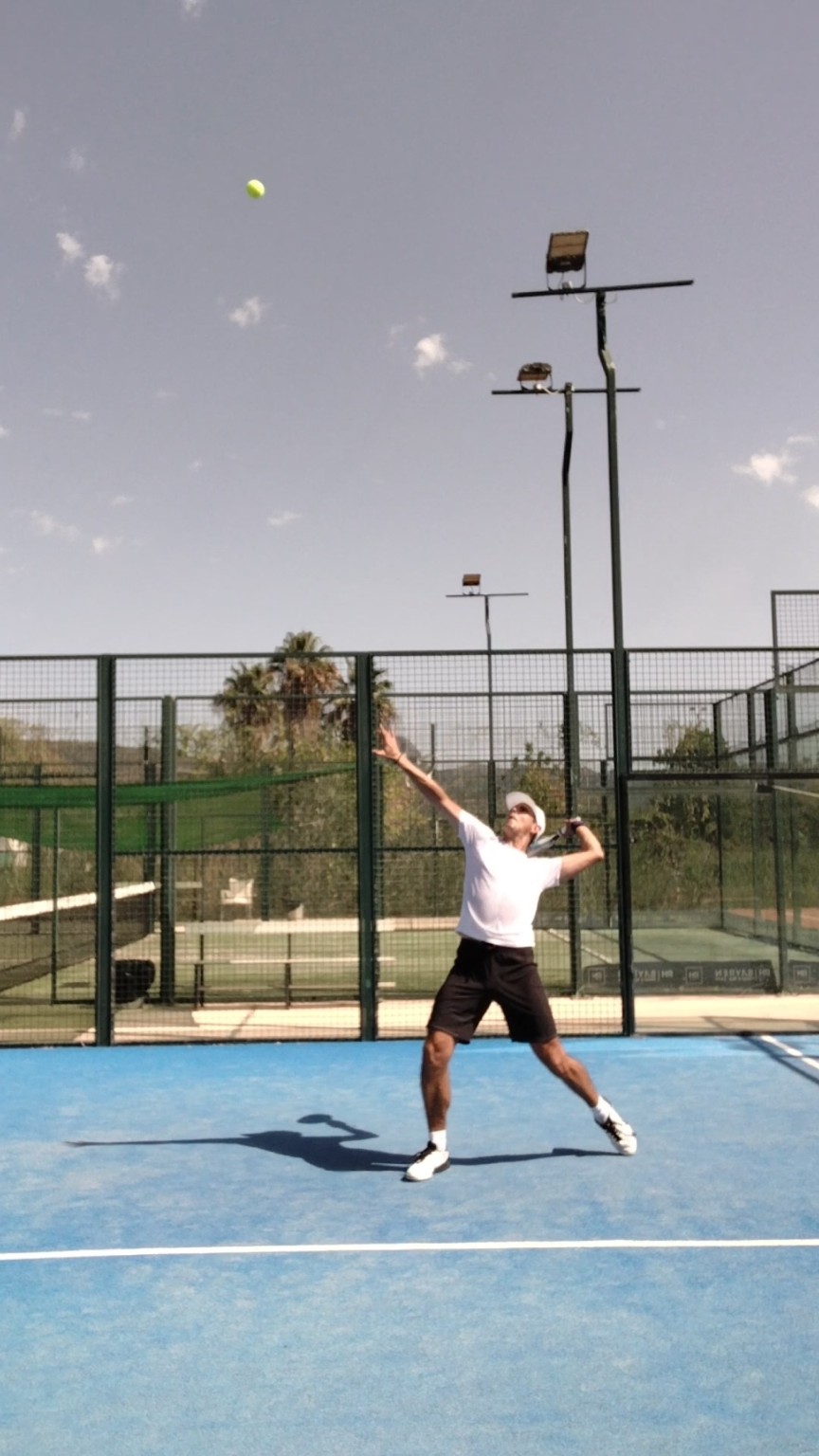 Daniel oefent een padelservice
