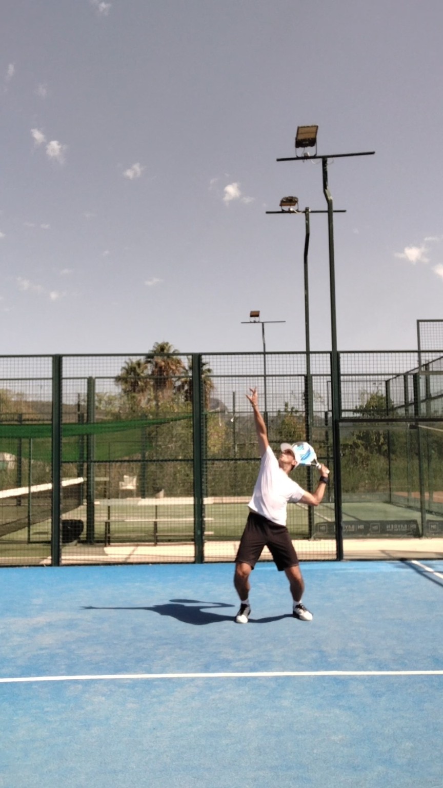 Daniel in de voorbereiding van een padelservice