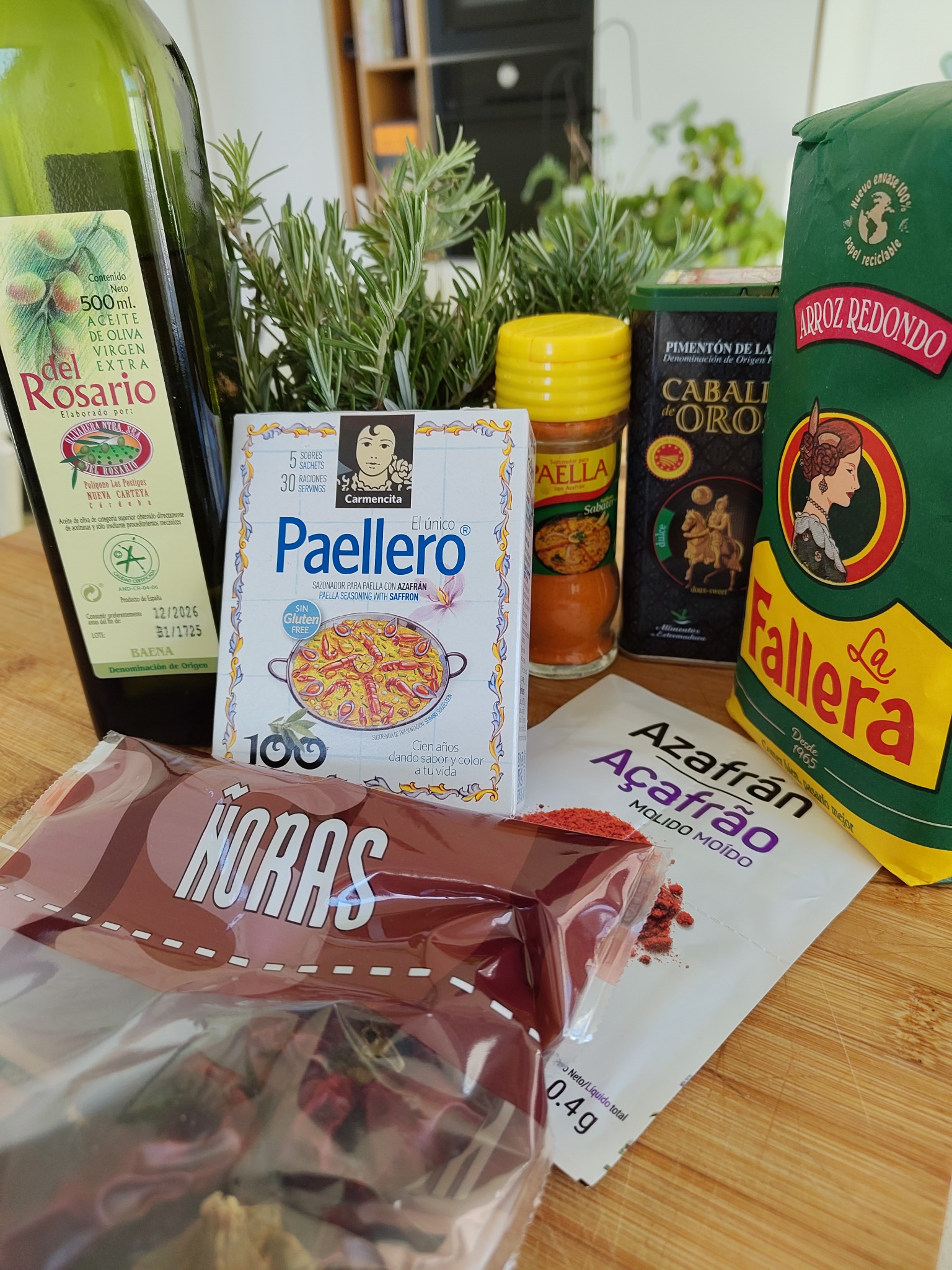 Traditionele Spaanse ingrediënten voor paella, waaronder rijst, saffraan, paprika en olijfolie