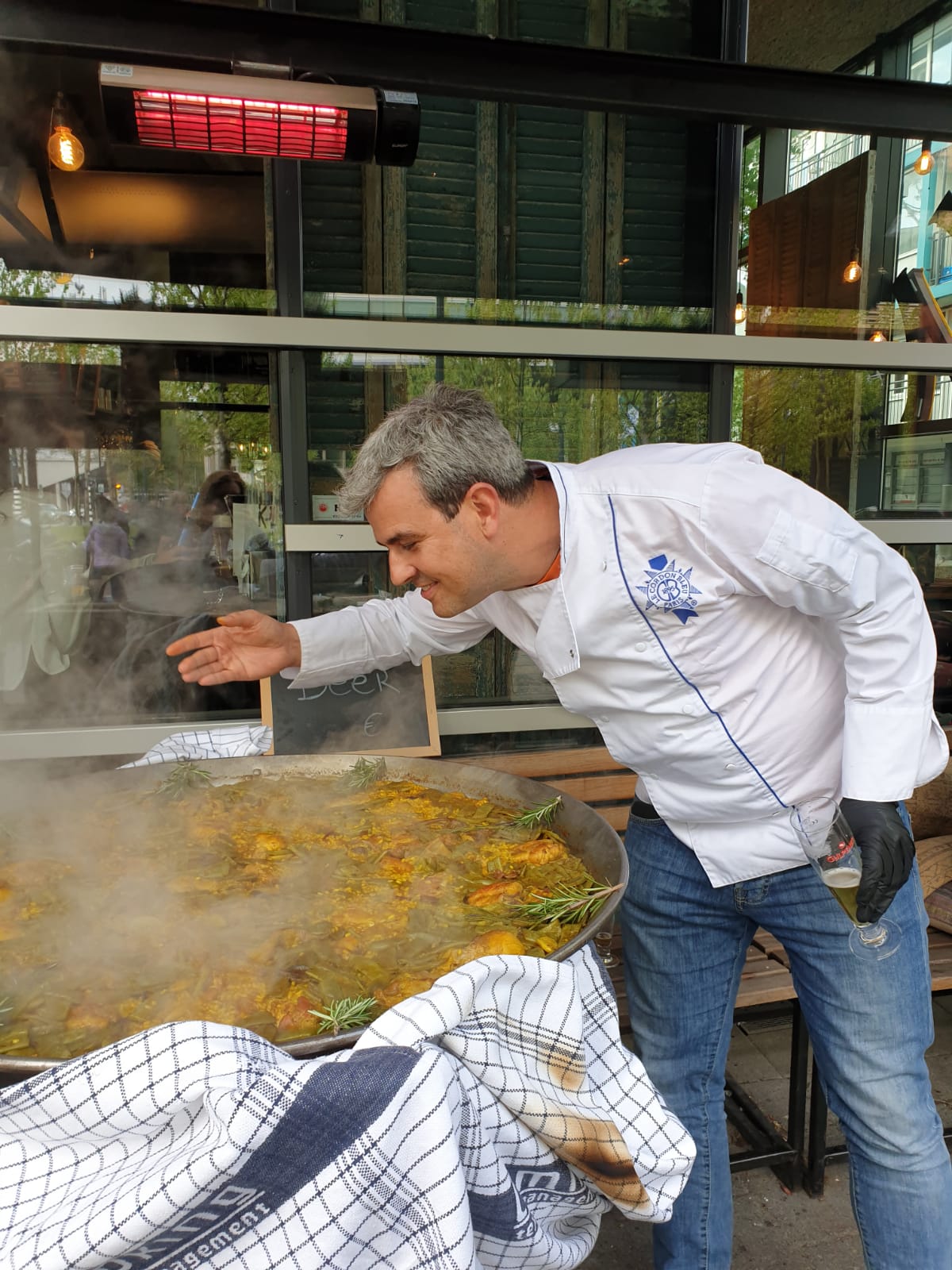 Daniel geniet van het aroma van de versbereide paella
