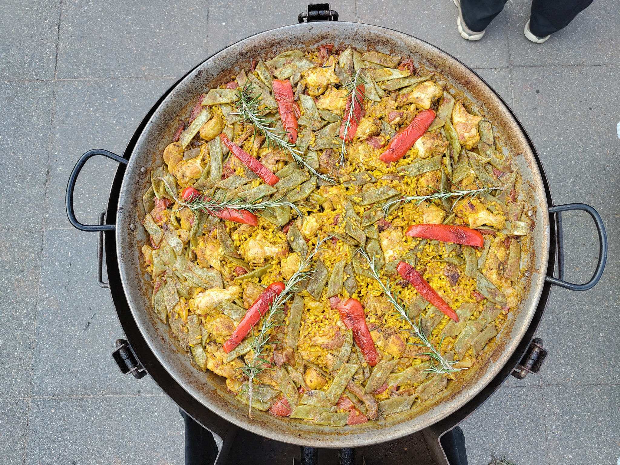 Grote paellapan vol versbereide paella
