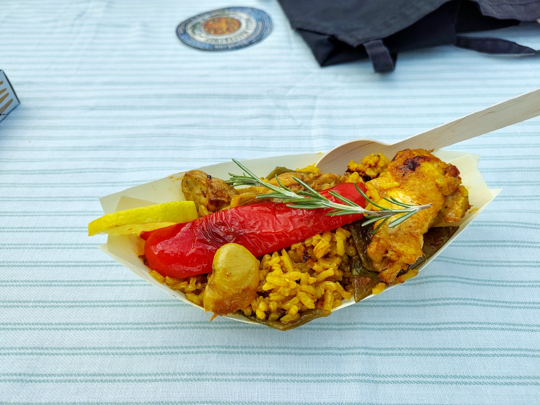 Een kleurrijke portie paella met paprika en rozemarijn