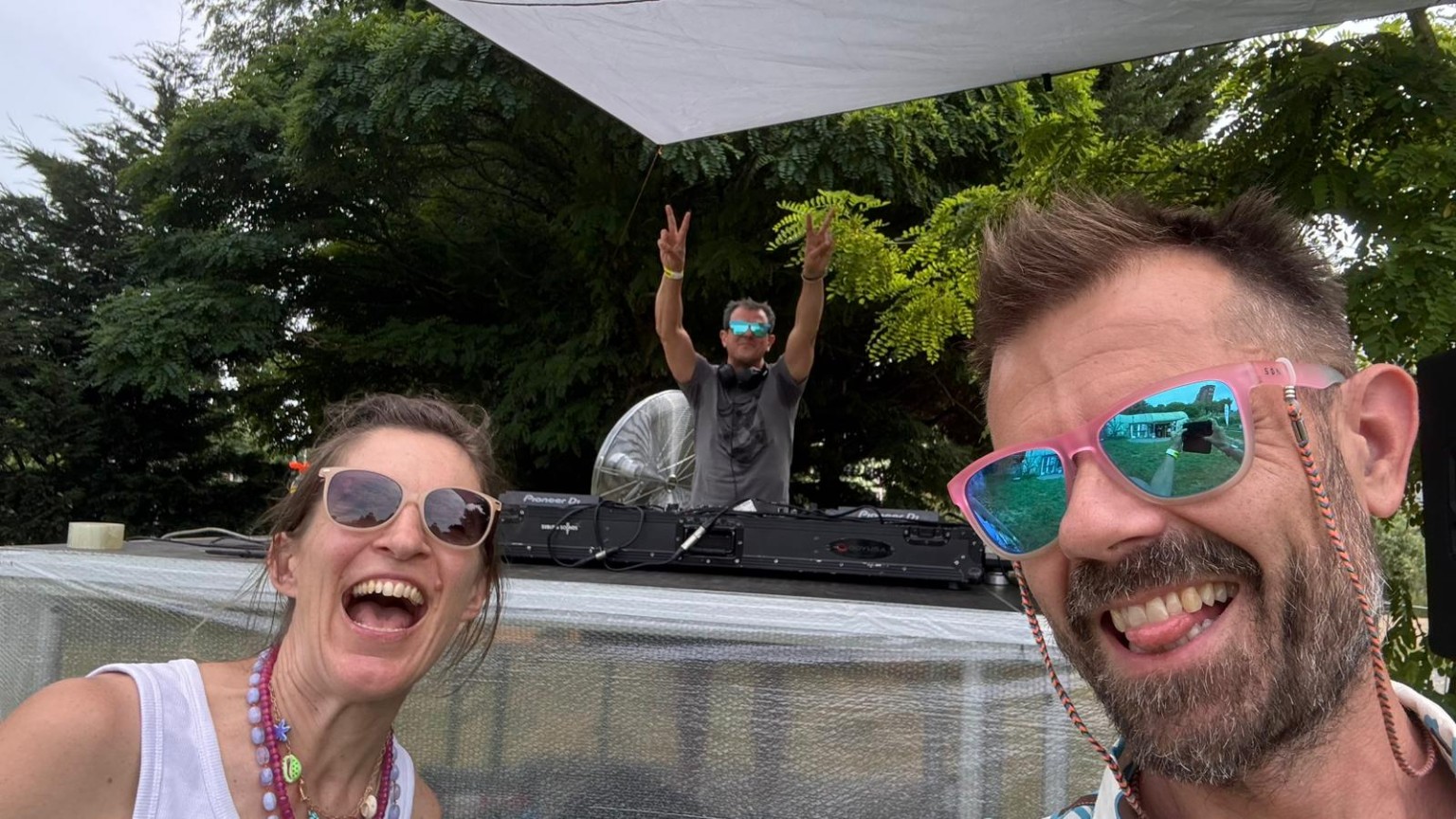 Feestgangers voor de DJ-booth