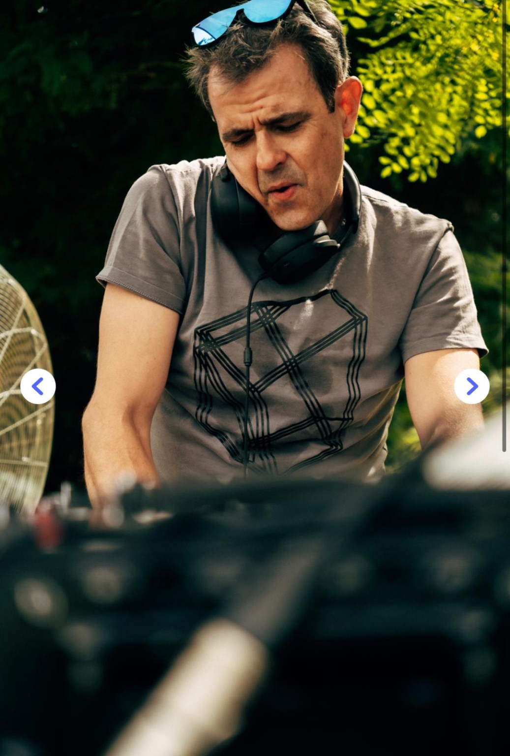 Daniel achter de DJ-booth tijdens een outdoor set