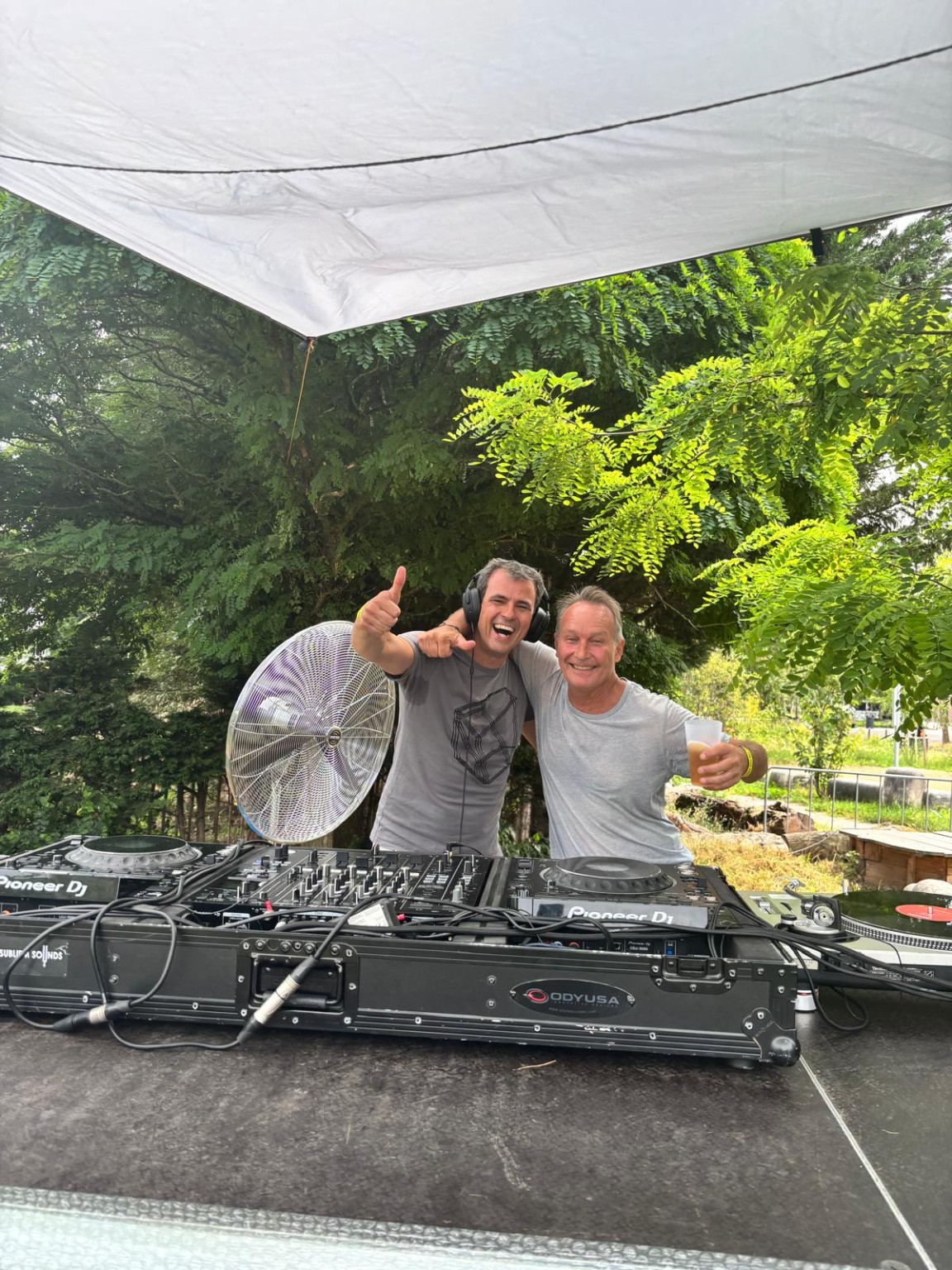 Twee DJ’s samen achter de booth