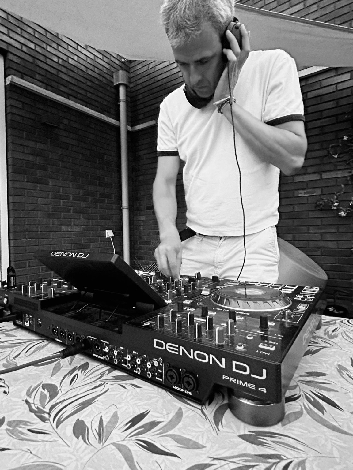 Zwart-witfoto van een live DJ-set
