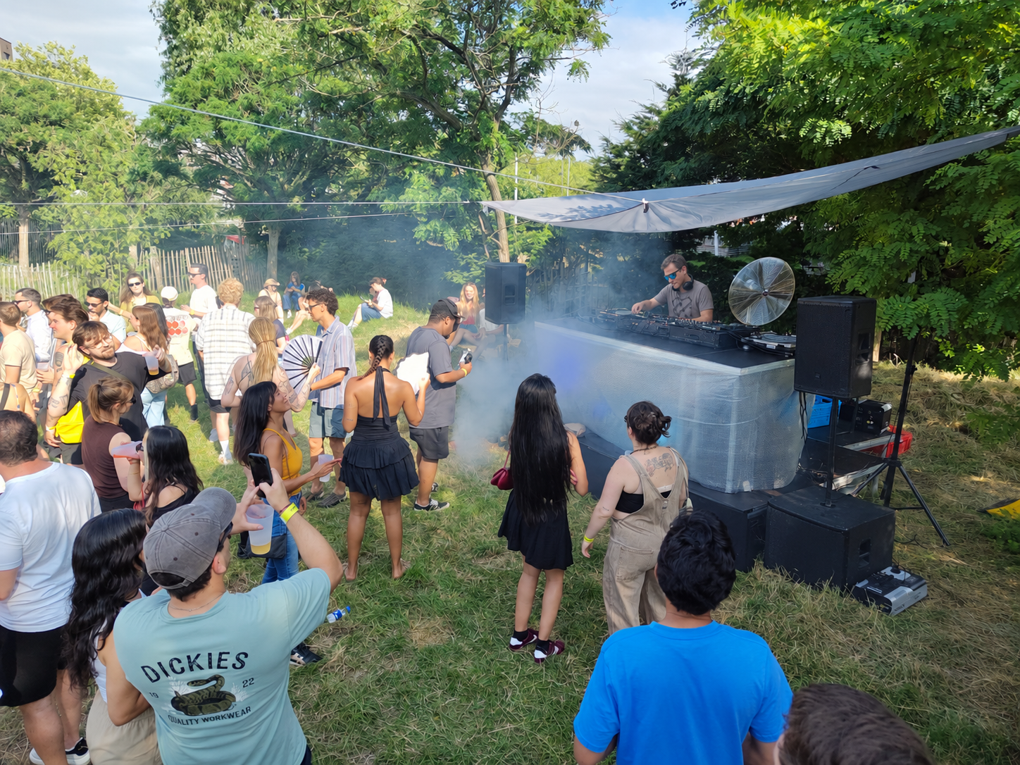 Bewerkte foto van Daniel achter de DJ-booth met feestend publiek in Rotterdam